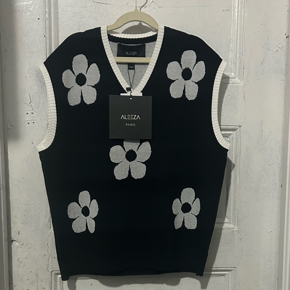 NWT Aleeza Paris Women's Black and White Floral Knit Top- size XS